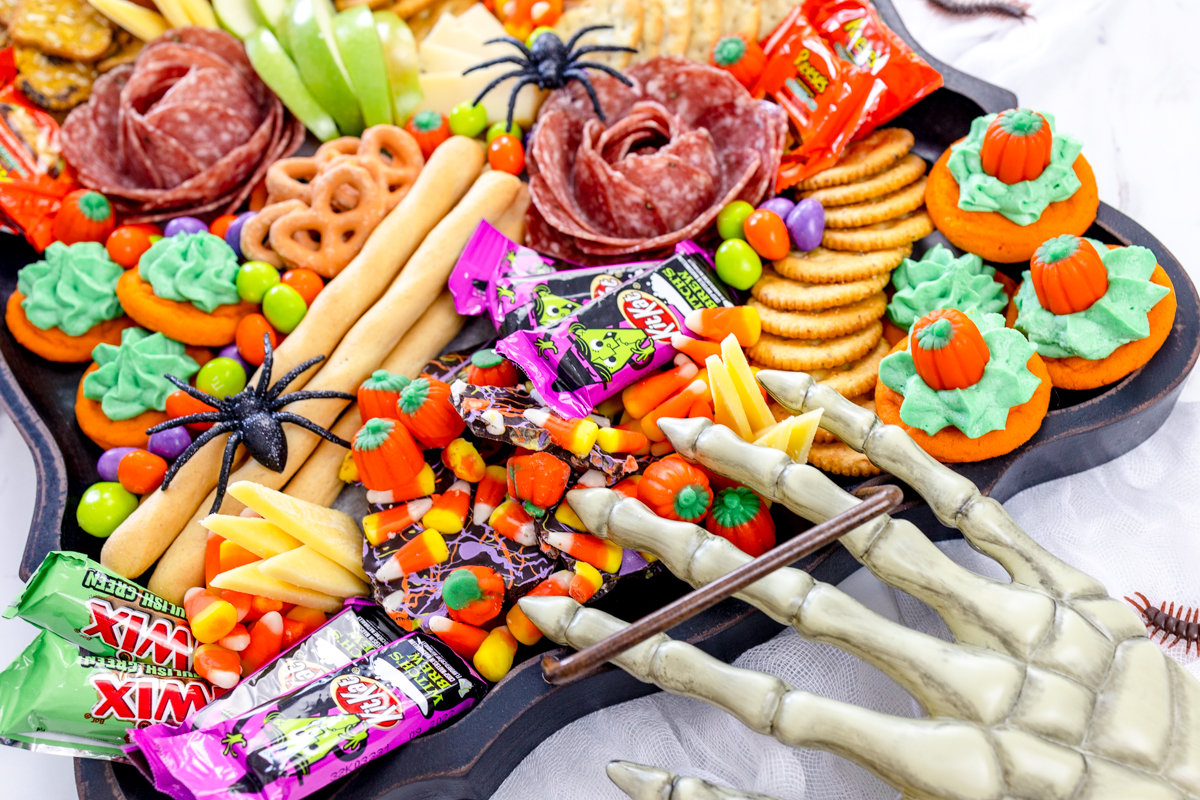 How to Make a Halloween Snack Board (aka Char'Boo'terie Board)