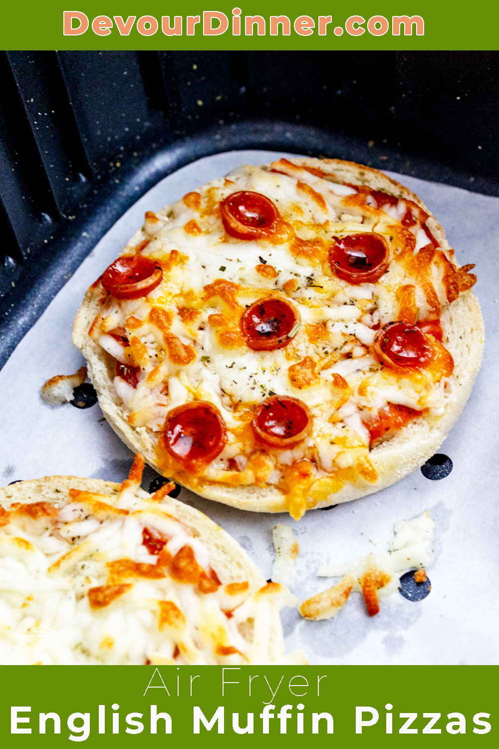 English Muffin Pizza is not only an incredibly easy recipe, but it also transforms the classic pizza into a great snack! Whether you're looking for a quick snack, an easy meal for the whole family, or a fun way to satisfy your pizza cravings, these little English Muffin Pizzas are perfect for any time of the day!